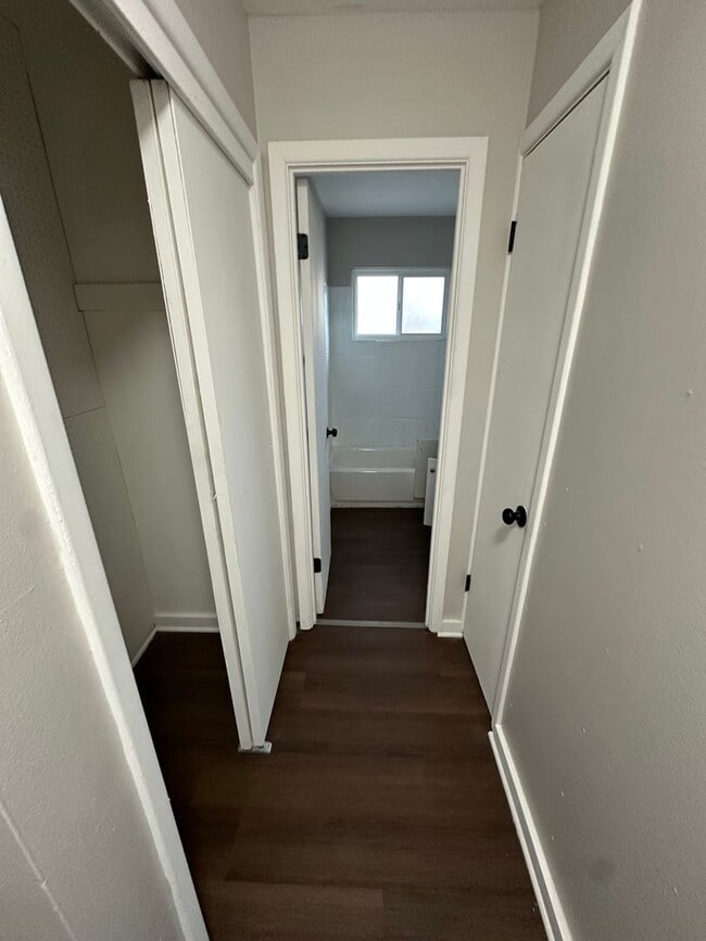 Building Photo - 4 bed 1 bath