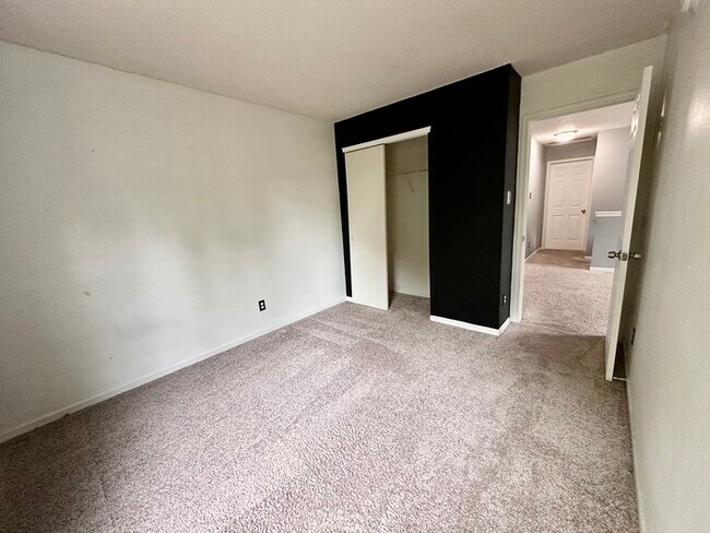 Building Photo - Perry Township 3 bedroom 2.5 bathroom