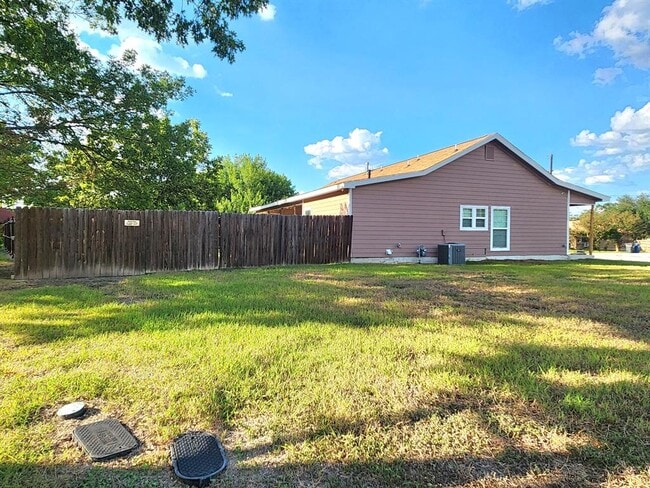 Building Photo - 6 Sunflower Cir