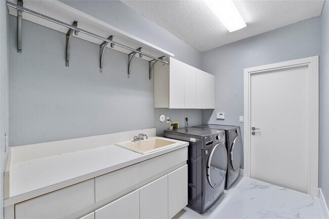 Building Photo - 410 Sabal Way