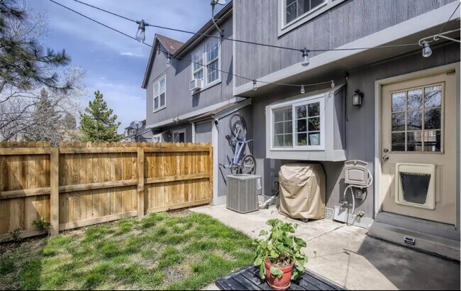 Building Photo - 1263 S Flower Cir