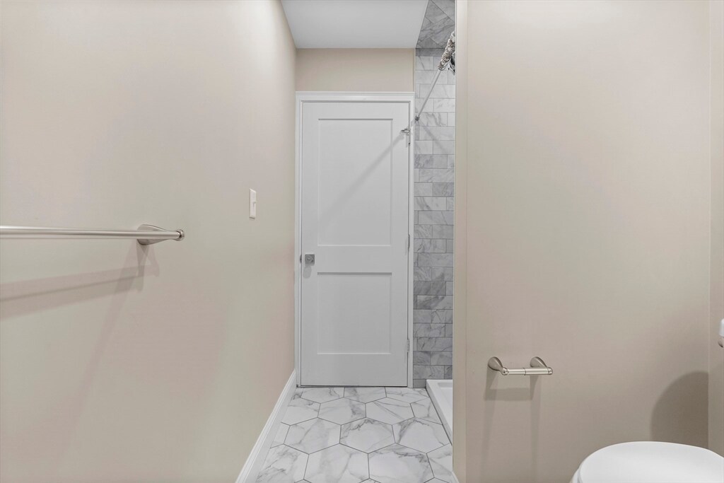 Building Photo - 769 E 6th St