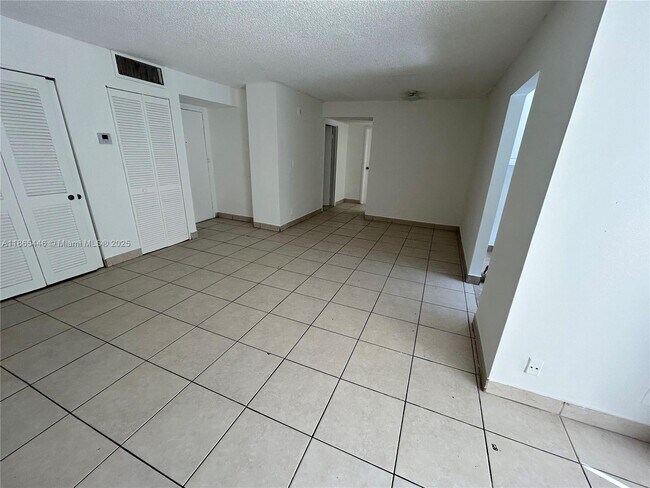 Building Photo - 17021 N Bay Rd