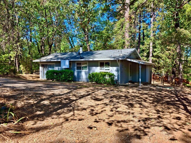 Building Photo - 1588 Quail Ln