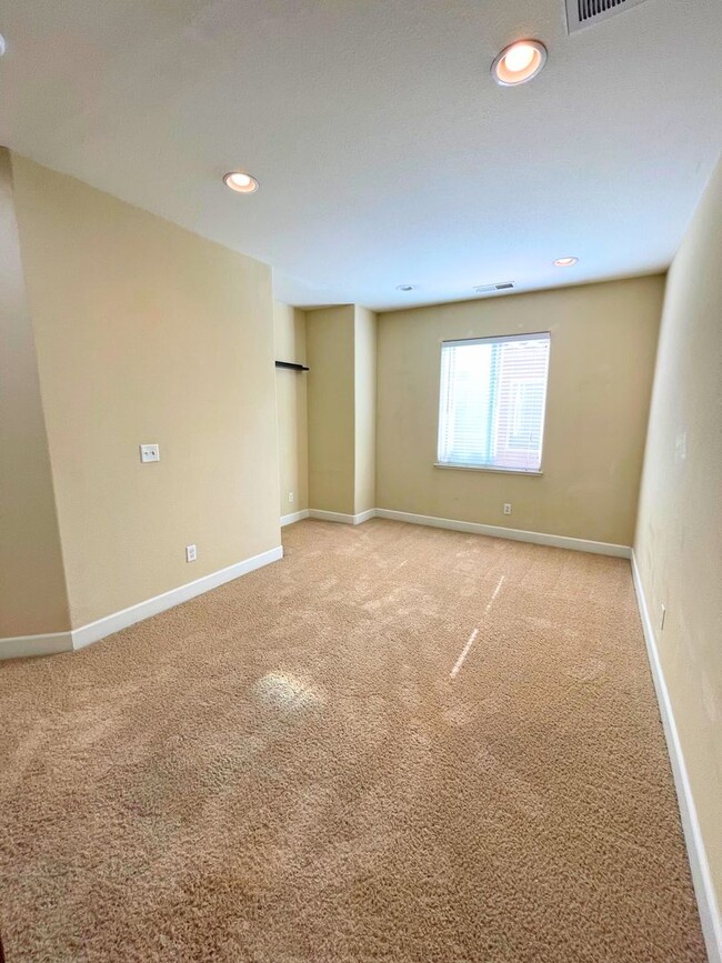 Building Photo - Beautiful 4 bed/ 3.5 bath in Natomas!