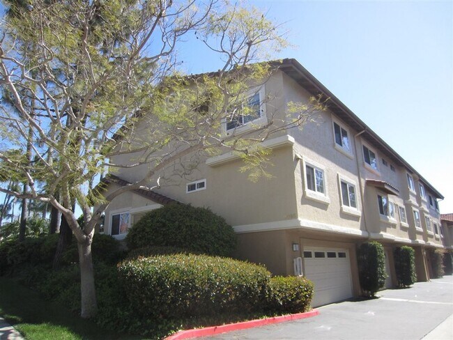 Building Photo - Gorgeous Townhouse in La Jolla Colony's Madrid Complex in the heart of UTC!