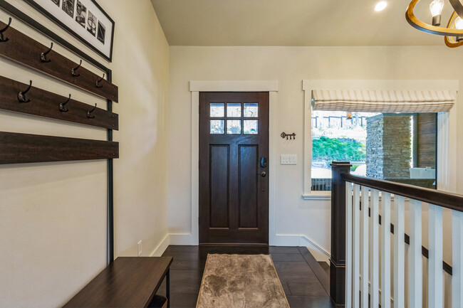 Building Photo - 30 Castlewood Dr