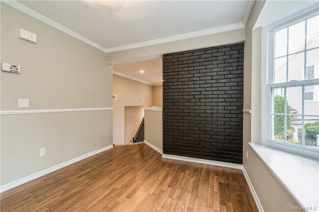 Building Photo - 27 The Knolls