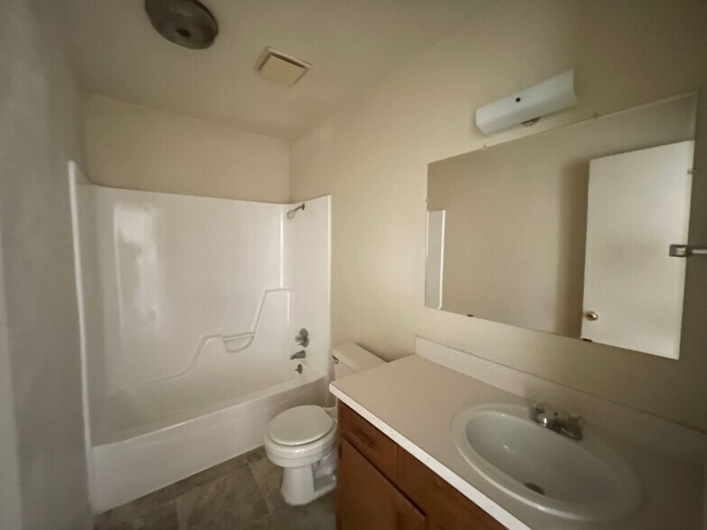 Building Photo - 228 Hold St