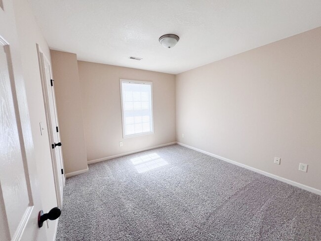 Building Photo - 2 Bedroom 1.5 Bathroom Townhome
