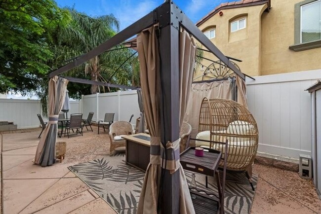 Building Photo - Beautiful 3 bedroom townhouse available fo...