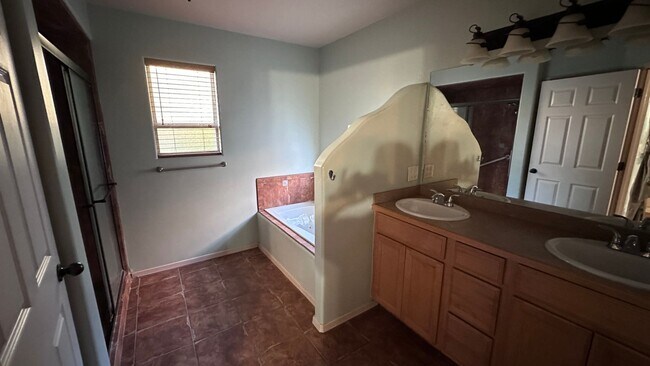 Building Photo - Beautiful 3 Bedroom 2 Bathroom with Low Ma...