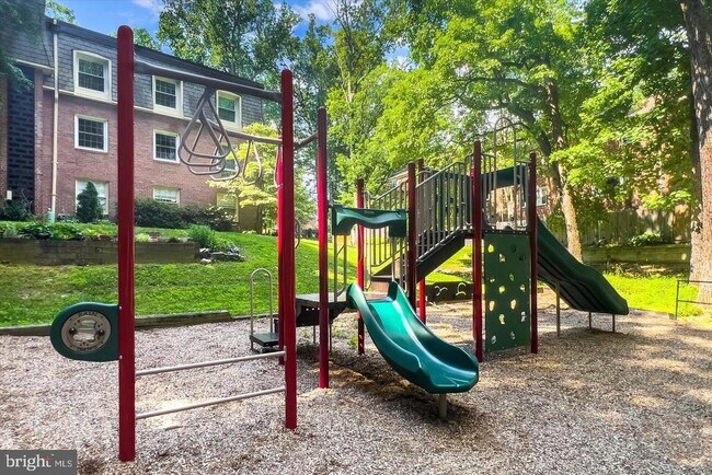 Building Photo - 8123 Kingsway Ct