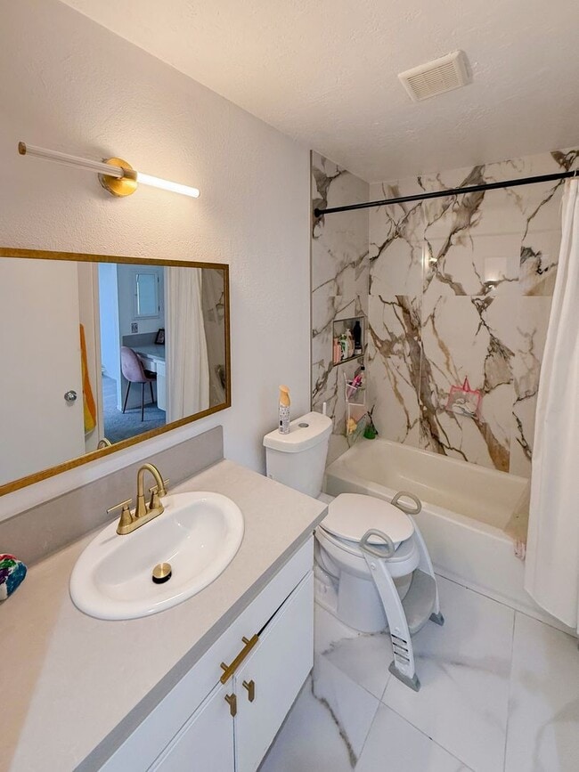 Building Photo - Renovated 3 Bedroom, 2 Bath Townhome with ...