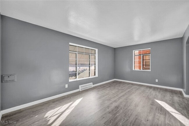 Building Photo - 422 E 222nd St