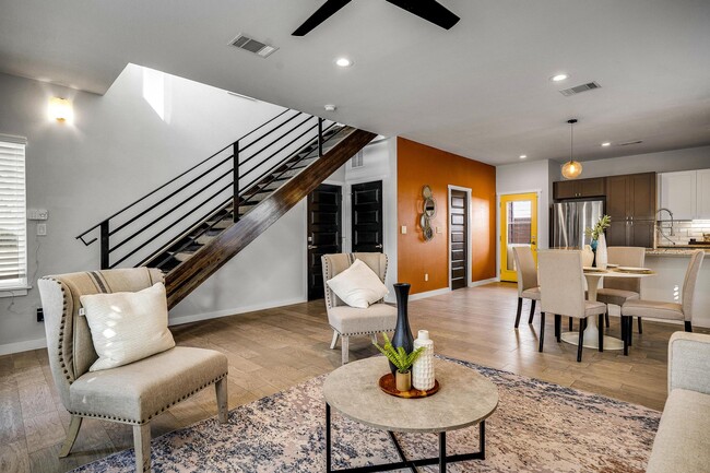 Building Photo - 1417 E Crockett St