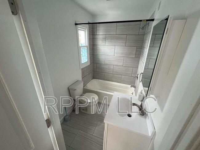 Building Photo - 562 Summer St