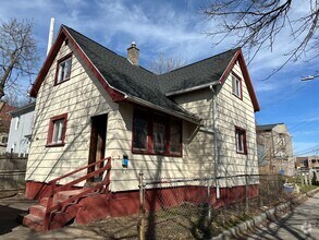 Building Photo - YUO WILL FALL IN LOVE WITH THIS COZY HOME !!!
