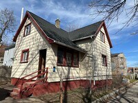 Building Photo - YUO WILL FALL IN LOVE WITH THIS COZY HOME !!!