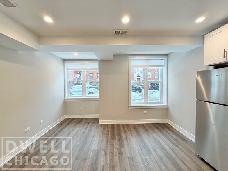 Building Photo - 1705 W Lunt Ave