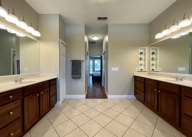 Building Photo - 10544 Oakview Pointe Terrace