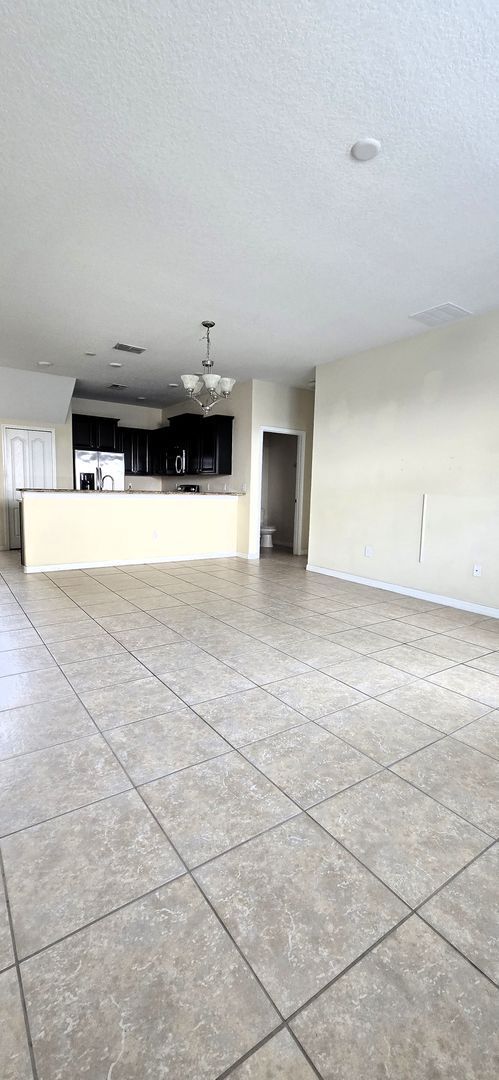 Building Photo - Amazing 4 Bedroom + Office/Bonus Room, 2 1...