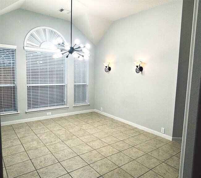 Building Photo - 2910 Sandleigh Dr