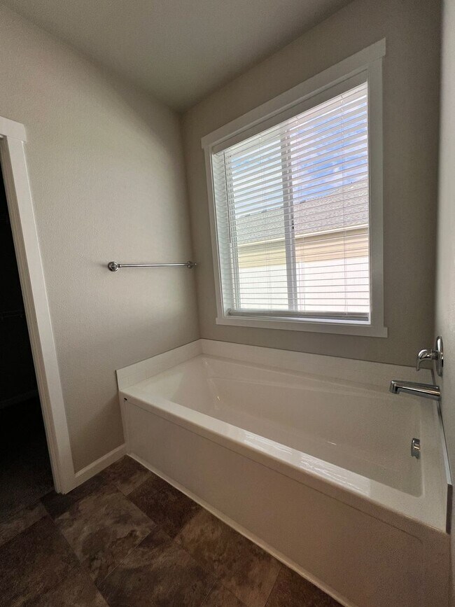 Building Photo - Newer Construction Home in Mae Valley!