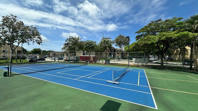 Building Photo - 450 Palm Cir W