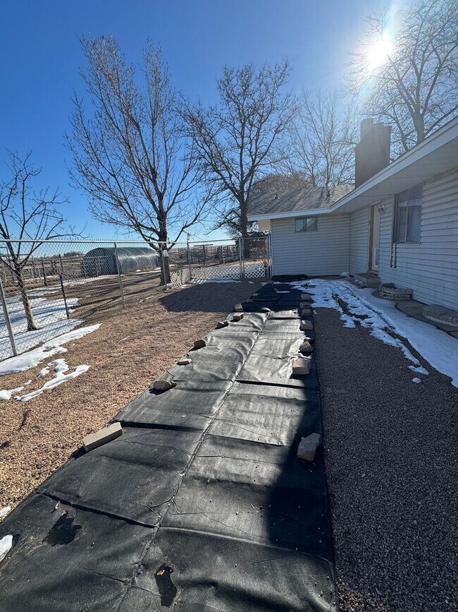 Building Photo - Country living at its best! Traditional farm house avail NOW