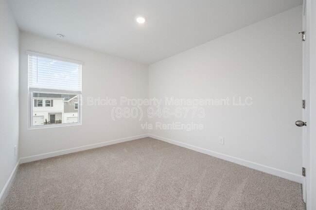 Building Photo - 8033 Hidden Spgs Trl