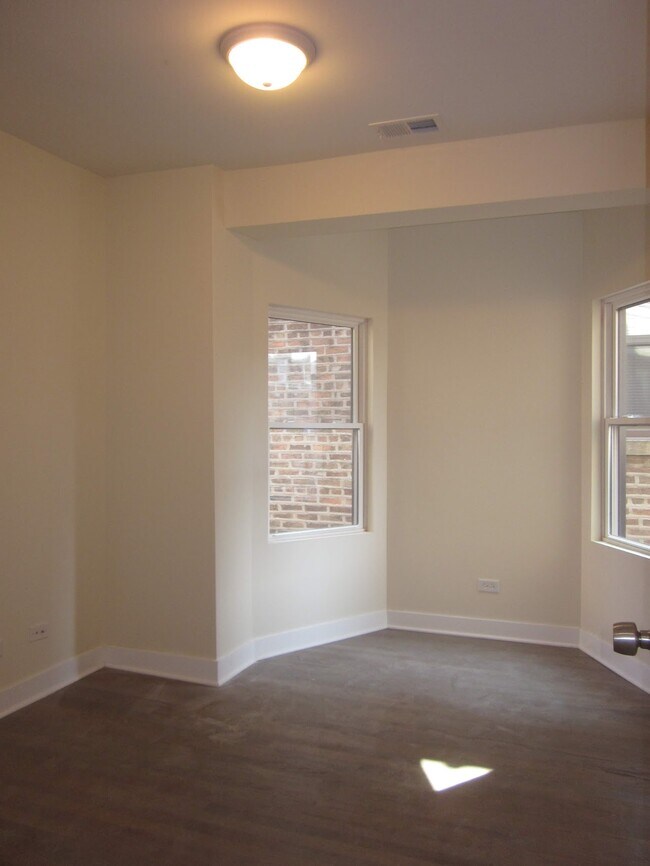 Building Photo - 2020 N Bissell St