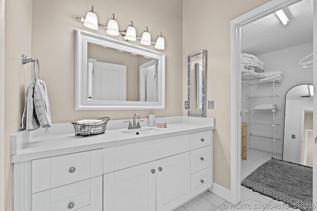 Building Photo - 1599 Bayridge Pl