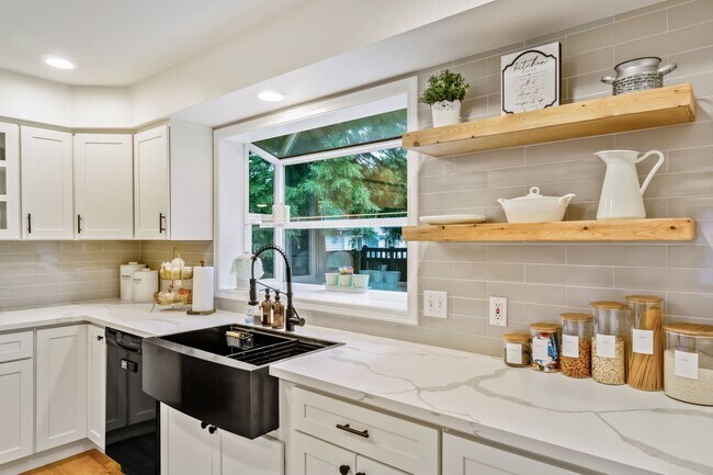 Building Photo - Lovely 3 Bedroom + Bonus Room with Spaciou...