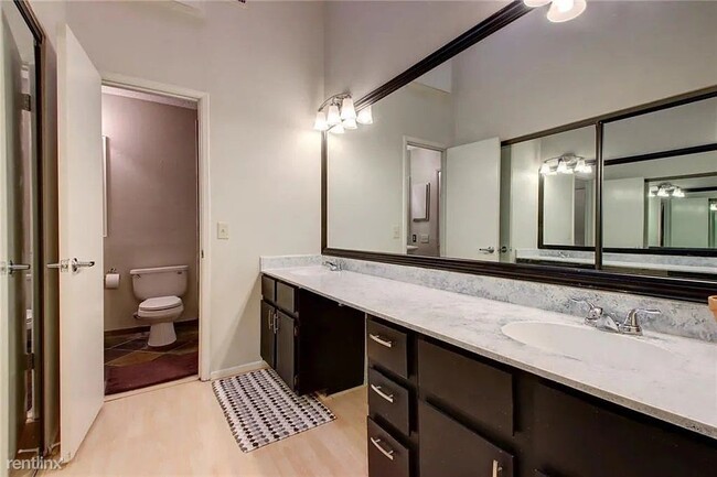 Building Photo - 2 br, 1.5 bath Condo - 7122 Wood Hollow Dr...