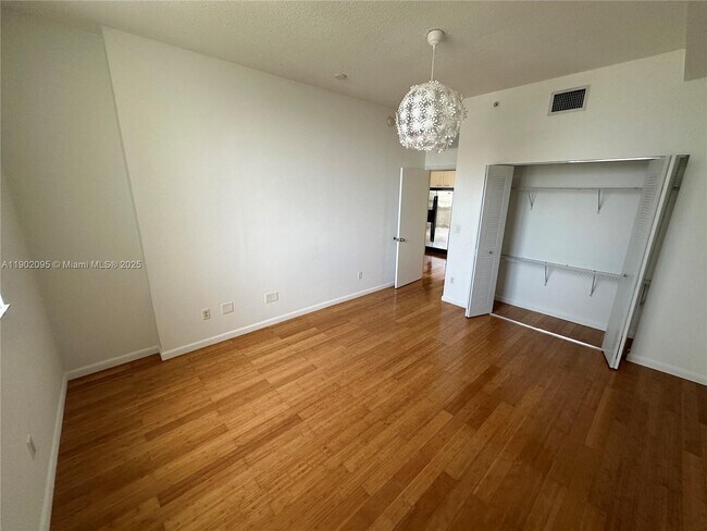 Building Photo - 1350 NW 8th Ct