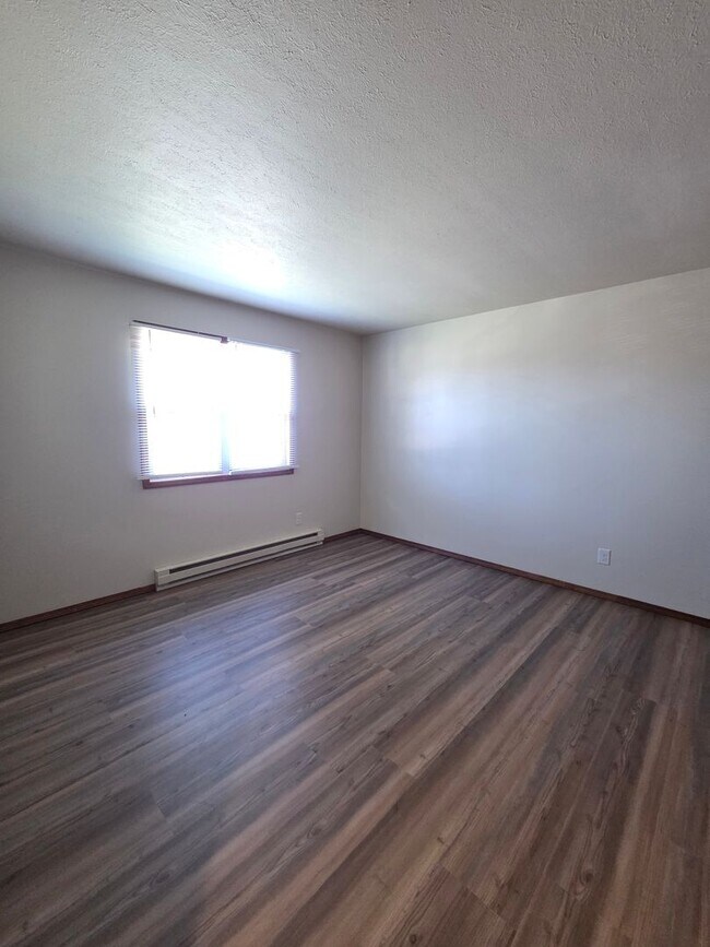 Building Photo - 6012 Boxwood Dr