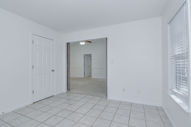 Building Photo - End Unit 3 Bedroom Townhouse in Evans