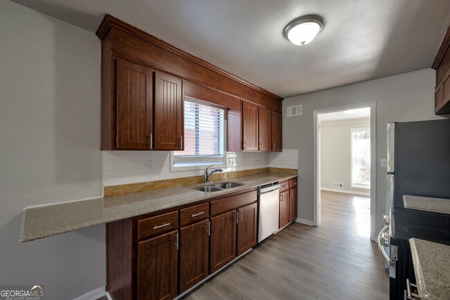 Building Photo - 1870 Sandgate Cir SW