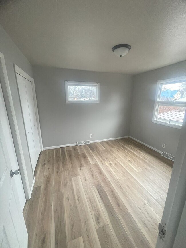 Building Photo - 3 Bedroom 1 2 Bathroom House for Rent