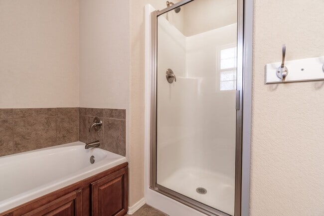Building Photo - Secure Comfort: Beautiful 3 Bed, 2 Bath Ho...