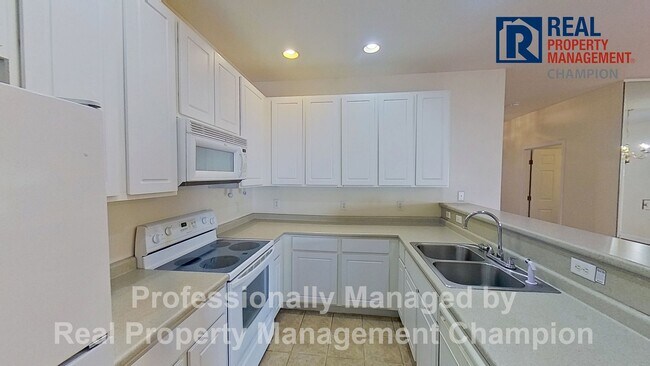 Building Photo - End Unit Condo with Open Floorplan and Spl...