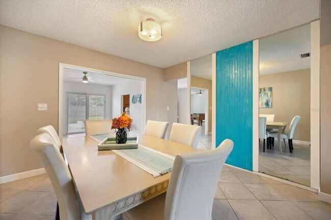 Building Photo - 818 Plum Tree Ln