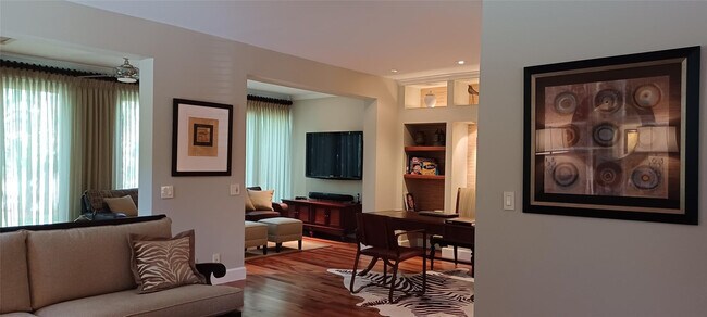 Building Photo - 6688 Via Regina