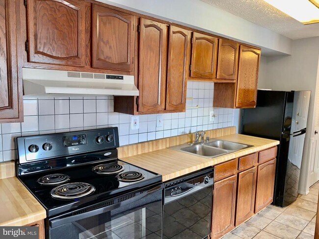 Building Photo - 751 Heather Ridge Dr