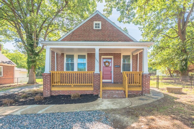 Building Photo - 2 bedroom 1 bathroom