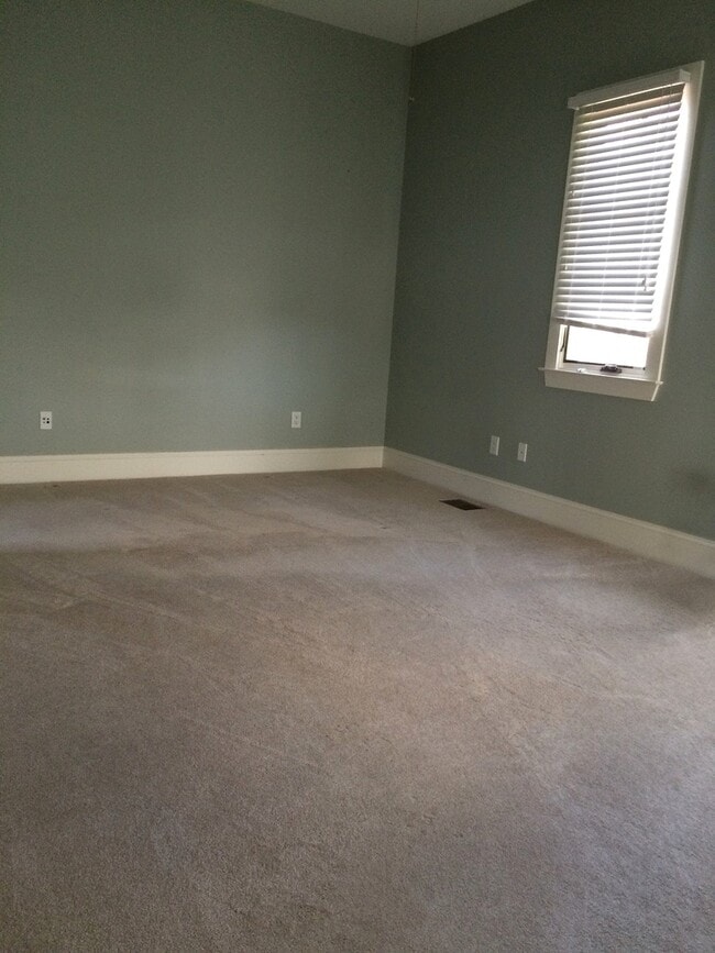 Building Photo - Luxury Unit in Trendy Midtown, Off-Street Parking, Walk to Upper King!