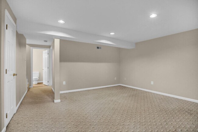 Building Photo - Charming 3-Bedroom Townhome for Rent in Ab...