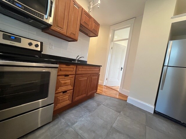 Building Photo - 73 Park Dr