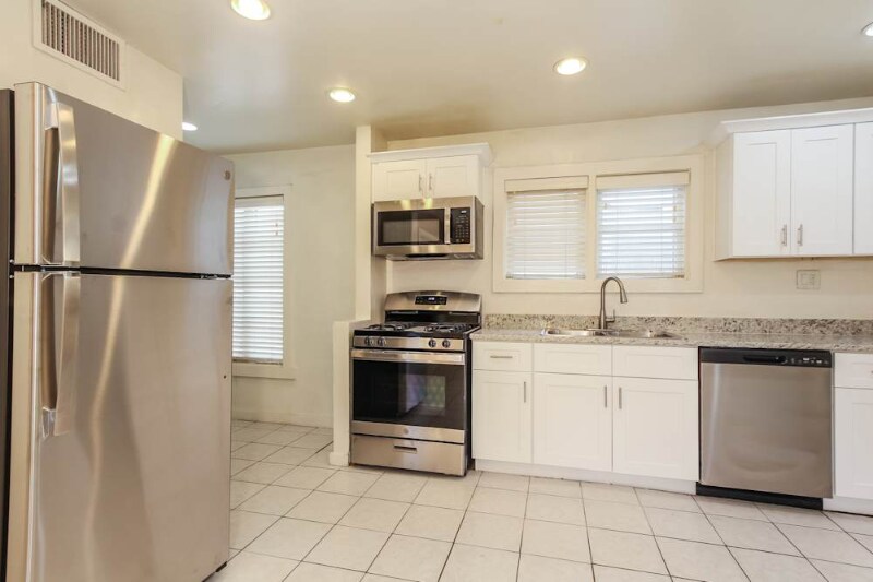 Building Photo - 1043 E Indianola Ave